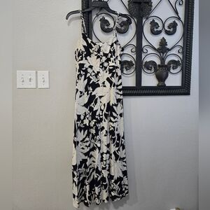 Monteau Los Angeles Elegant Black and White Floral Linen Style Dress